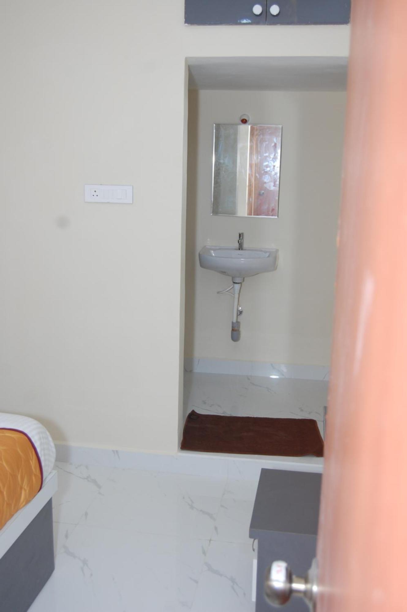 Nest Inn Homestay ตีรูปาติ ภายนอก รูปภาพ