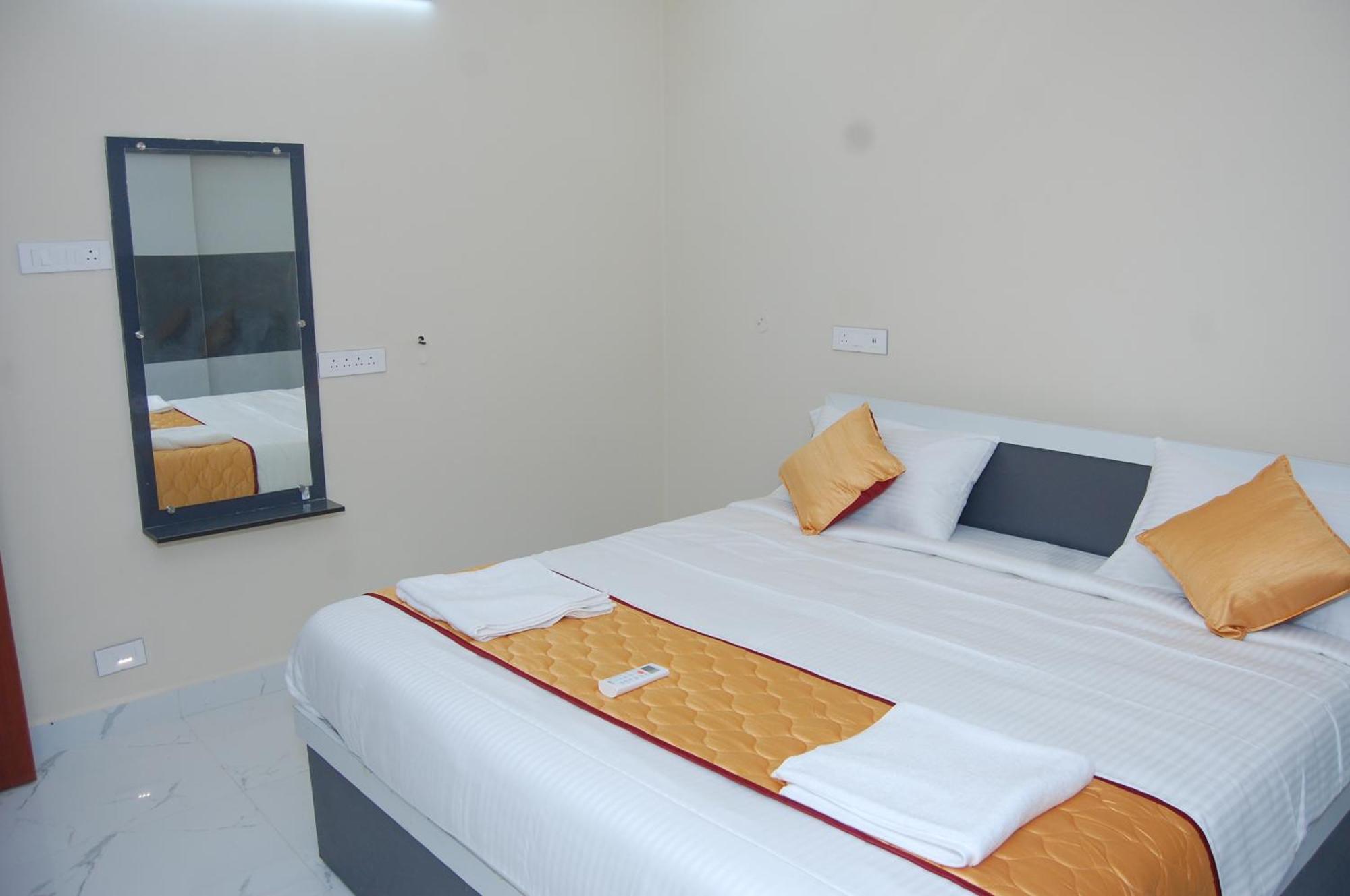 Nest Inn Homestay ตีรูปาติ ภายนอก รูปภาพ